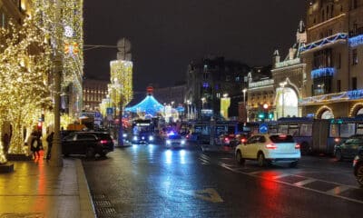 La capital rusa se ha vestido de luces para celebrar el Año Nuevo, la fiesta más querida y esperada de los rusos, que reciben ya por tercera vez con los ecos de la cruenta guerra en Ucrania. Y es que, según una encuesta del Centro de Estudios de la Opinión Publica (VTsIOM), para el 37 % de los rusos el mayor deseo para 2025 es que concluya la "operación militar especial", como denominan las autoridades de Rusia la campaña lanzada el 24 de febrero de 2022 en el vecino país. EFE/ Bernardo Suárez