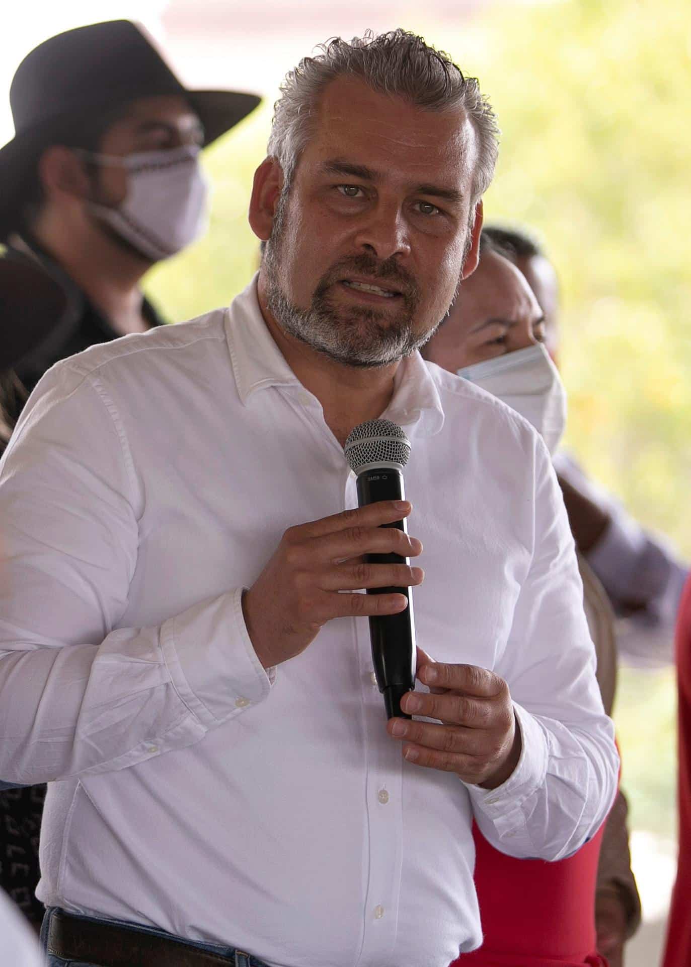 Por su parte, el gobernador de Michoacán, Alfredo Ramírez Bedolla, exigió a Ávila Castrejón separarse del cargo, y exhortó a la Fiscalía a "investigar a fondo a las autoridades municipales de Coalcomán por su probable vinculación con un grupo delictivo". Archivo. EFE/Iván Villanueva