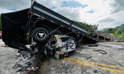 Fotografía cedida este sábado por Bomberos de Minas Gerais que muestra restos de los vehículos involucrados en un grave accidente cerca de la ciudad de Teófilo Otoni, en el Estado de Minas Gerais (Brasil). EFE/Bomberos de Minas Gerais