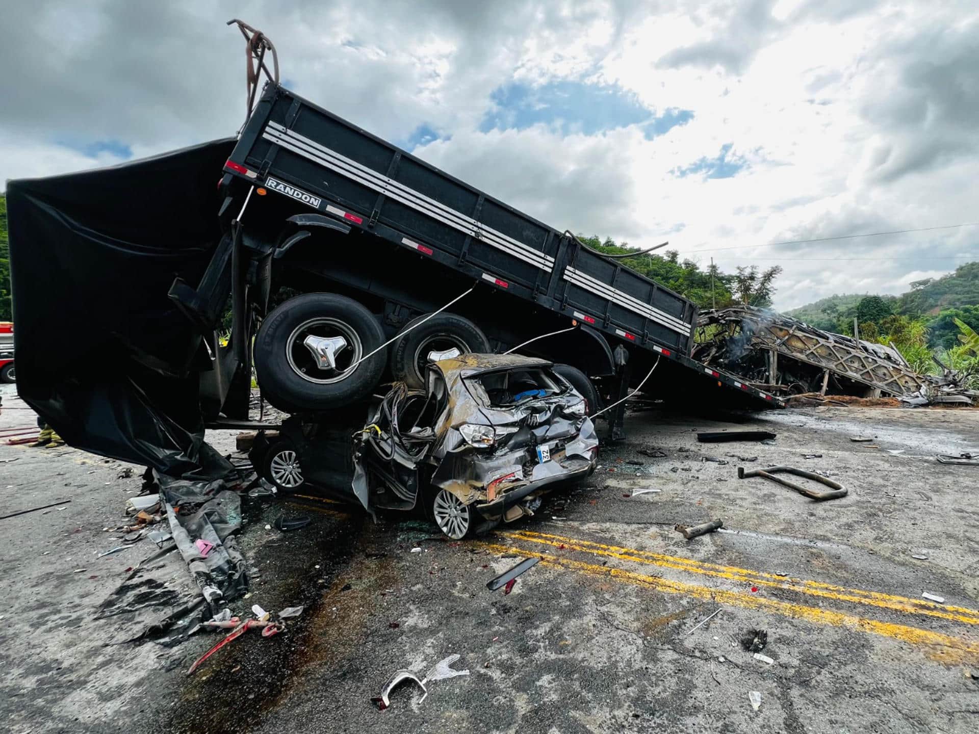 Fotografía cedida este sábado por Bomberos de Minas Gerais que muestra restos de los vehículos involucrados en un grave accidente cerca de la ciudad de Teófilo Otoni, en el Estado de Minas Gerais (Brasil). EFE/Bomberos de Minas Gerais