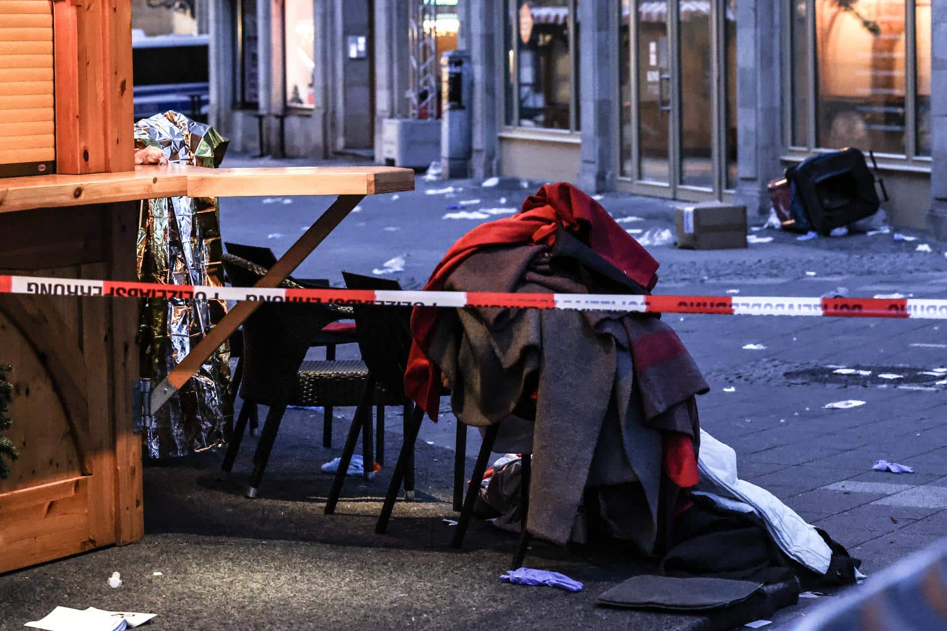 Imagen del cordón policial tras el atropello masivo que causó al menos cuatro muertos y 200 heridos en un mercadillo navideño en Magdeburgo. (Alemania, Magdeburgo) EFE/EPA/FILIP SINGER