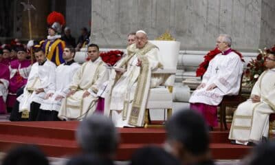 Ciudad del Vaticano, 24/12/2024.- El Papa Francisco preside la Misa del Gallo en la Basílica de San Pedro tras inaugurar oficialmente el Jubileo del año 2025. EFE/EPA/FABIO FRUSTACI