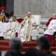 Ciudad del Vaticano, 24/12/2024.- El Papa Francisco preside la Misa del Gallo en la Basílica de San Pedro tras inaugurar oficialmente el Jubileo del año 2025. EFE/EPA/FABIO FRUSTACI