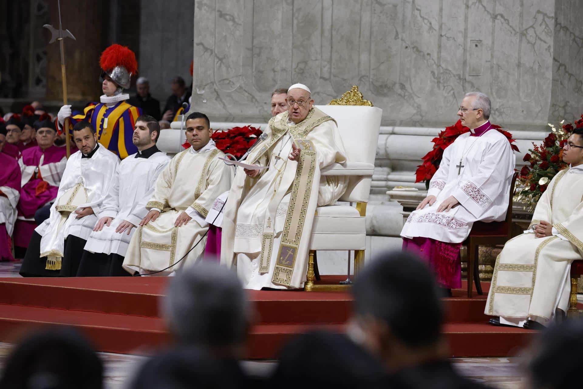 Ciudad del Vaticano, 24/12/2024.- El Papa Francisco preside la Misa del Gallo en la Basílica de San Pedro tras inaugurar oficialmente el Jubileo del año 2025. EFE/EPA/FABIO FRUSTACI