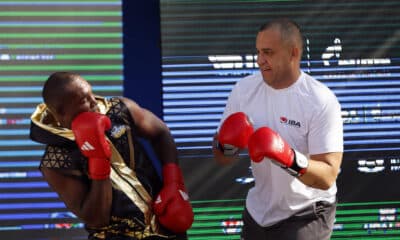 El presidente de la Asociación Internacional de Boxeo (IBA), Umar Kremlev (d), durante una clase magistral de boxeo el pasado mes de agosto en La Habana. EFE/ Ernesto Mastrascusa/archivo