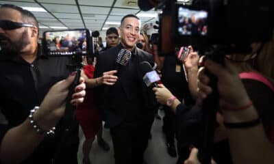 Fotografía de archivo del reguetonero puertorriqueño Daddy Yankee hablando con medios de comunicación a su llegada a un tribunal en San Juan. EFE/Thais Llorca