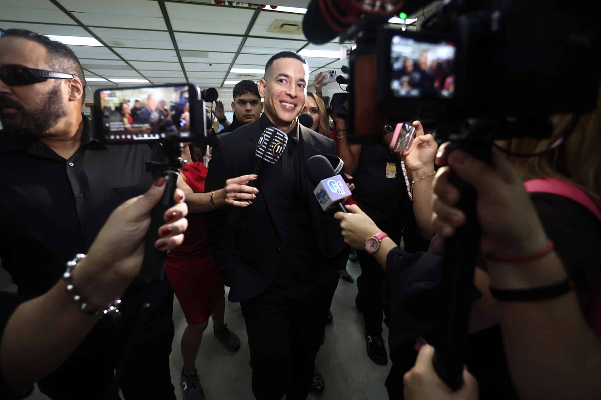 Fotografía de archivo del reguetonero puertorriqueño Daddy Yankee hablando con medios de comunicación a su llegada a un tribunal en San Juan. EFE/Thais Llorca