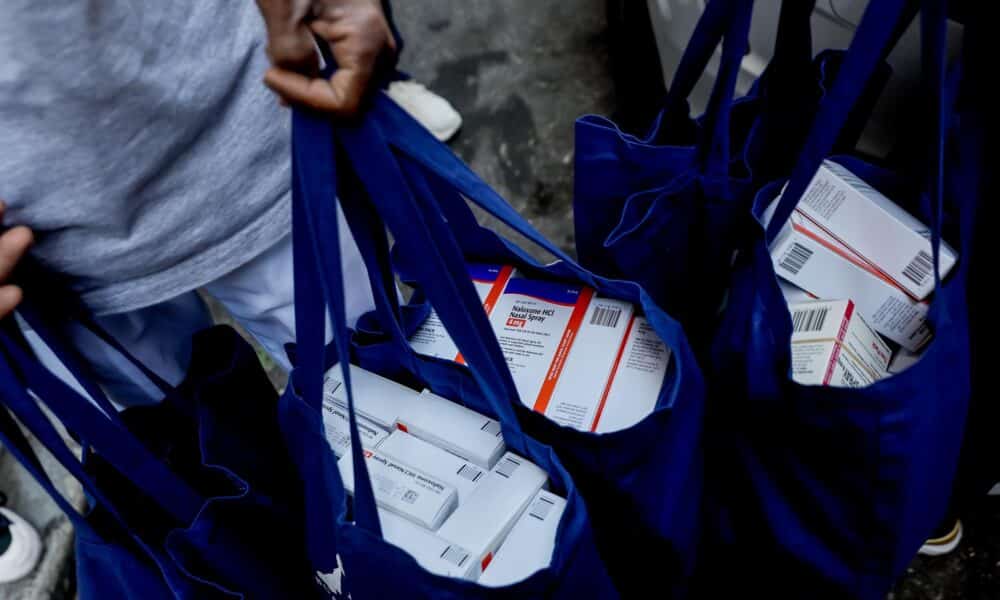 Fotografía de archivo de voluntarios distribuyen dosis del medicamento para revertir sobredosis de opioides Narcan (naloxona) en Atlanta, Georgia. EFE/ERIK S. LESSER