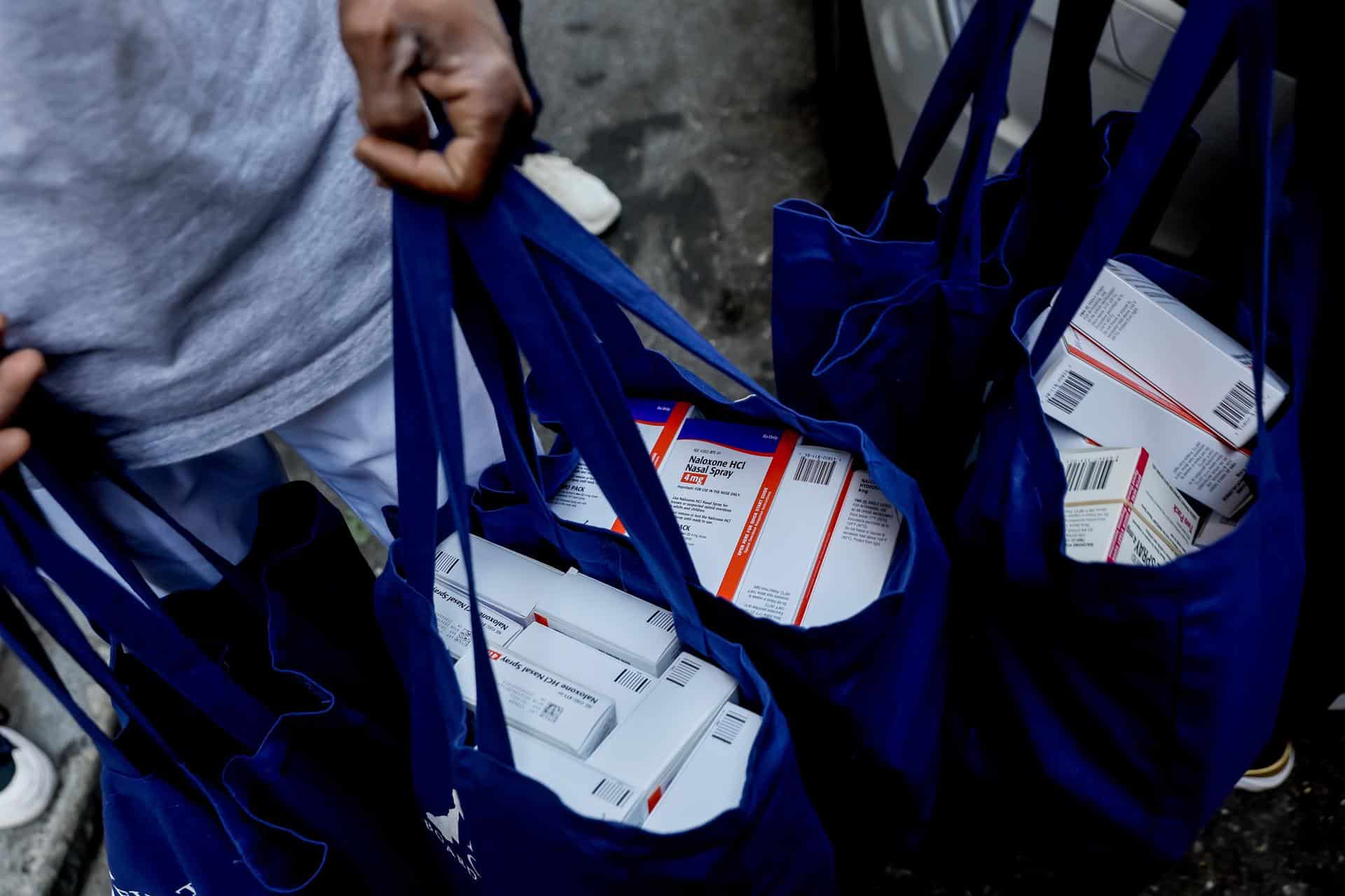 Fotografía de archivo de voluntarios distribuyen dosis del medicamento para revertir sobredosis de opioides Narcan (naloxona) en Atlanta, Georgia. EFE/ERIK S. LESSER