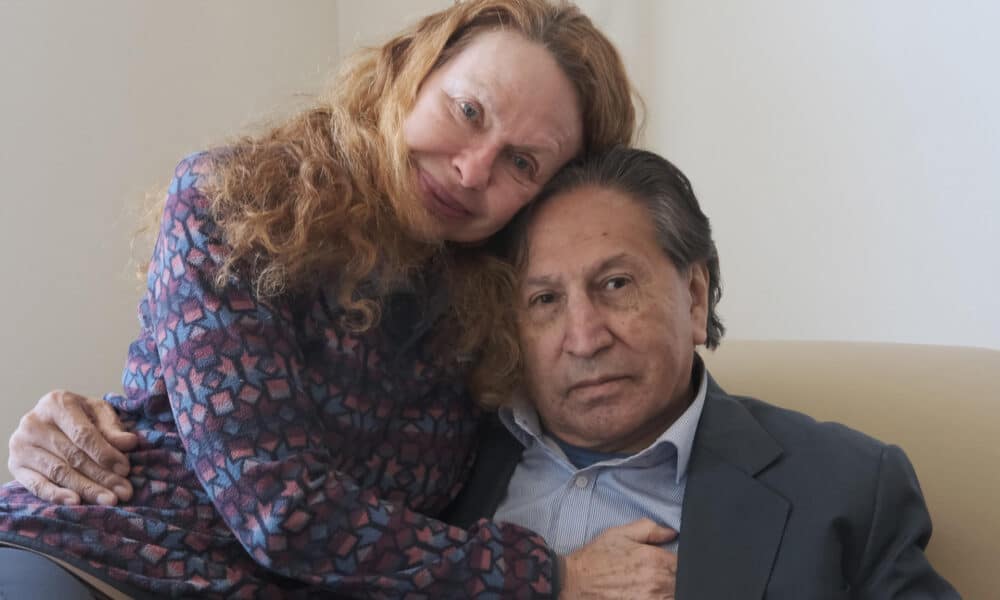 Fotografía de archivo en donde se ve al expresidente peruano Alejandro Toledo junto a su esposa, Eliane Karp, durante una entrevista con Efe. EFE/ Guillermo Azábal