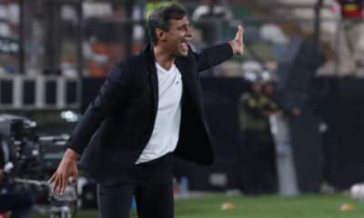 Fotografía de archivo, tomada el pasado 6 de mayo, en la que se registró al entrenador del club peruano de fútbol Universitario de Deportes, el argentino Fabián Bustos, durante un partido de la Copa Libertadores, en el estadio Monumental de Lima (Perú). EFE/Aldair Mejía