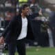 Fotografía de archivo, tomada el pasado 6 de mayo, en la que se registró al entrenador del club peruano de fútbol Universitario de Deportes, el argentino Fabián Bustos, durante un partido de la Copa Libertadores, en el estadio Monumental de Lima (Perú). EFE/Aldair Mejía