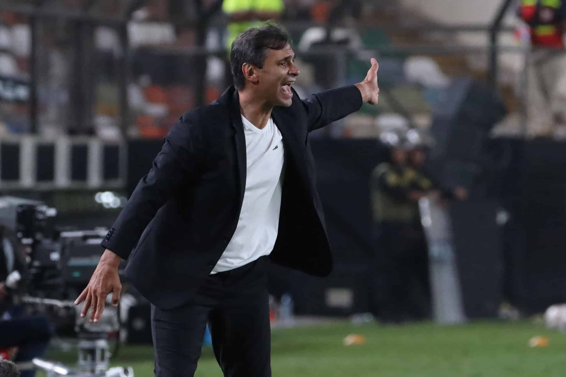 Fotografía de archivo, tomada el pasado 6 de mayo, en la que se registró al entrenador del club peruano de fútbol Universitario de Deportes, el argentino Fabián Bustos, durante un partido de la Copa Libertadores, en el estadio Monumental de Lima (Perú). EFE/Aldair Mejía