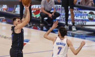 El escolta de los Dallas Mavericks Luka Doncic (I) lanza defendido por el alero de los Oklahoma City Thunder Chet Holmgren (D). Ambos volverán a enfrentarse en los cuartos de final de la NBA Cup. Foto de archivo. EFE/EPA/ADAM DAVIS SHUTTERSTOCK PROHIBIDO