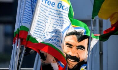 Activistas kurdos piden en Alemania la liberación de Abdullah Ocalan, encarcelado en Turquía. EFE/EPA/SASCHA STEINBACH