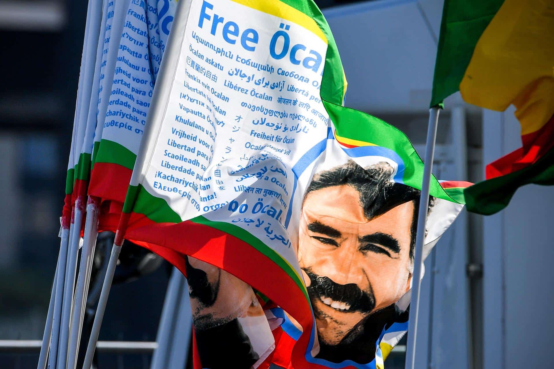 Activistas kurdos piden en Alemania la liberación de Abdullah Ocalan, encarcelado en Turquía. EFE/EPA/SASCHA STEINBACH