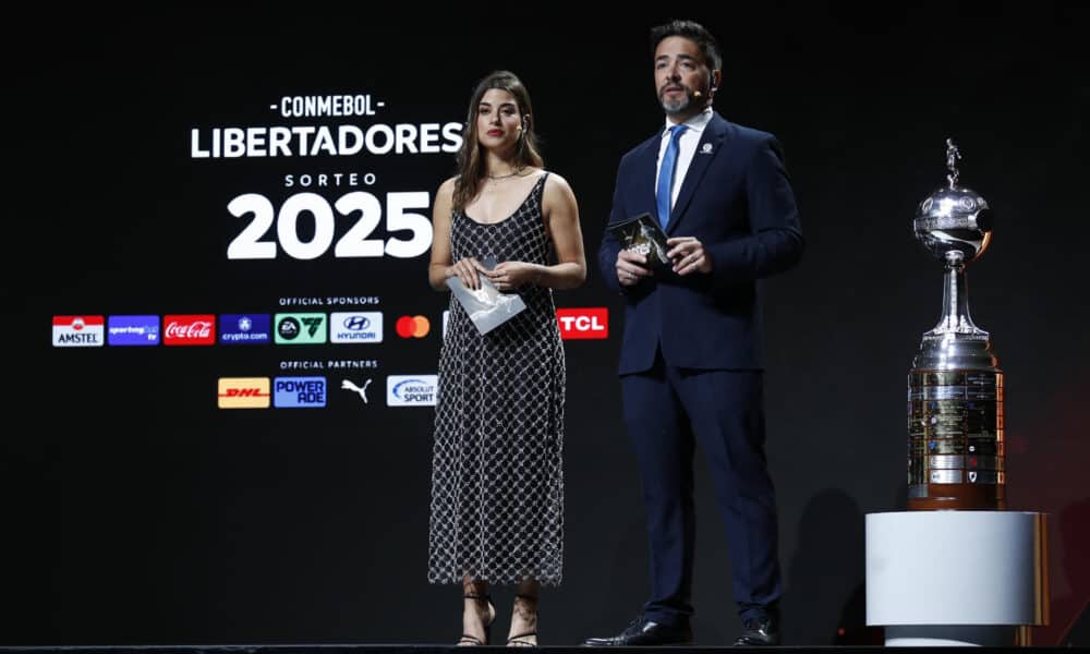 Los presentadores Marina Granziera (i) y Juan José Buscalia participan en el sorteo de la fase preliminar de la Copa Libertadores 2025. EFE/ Juan Pablo Pino