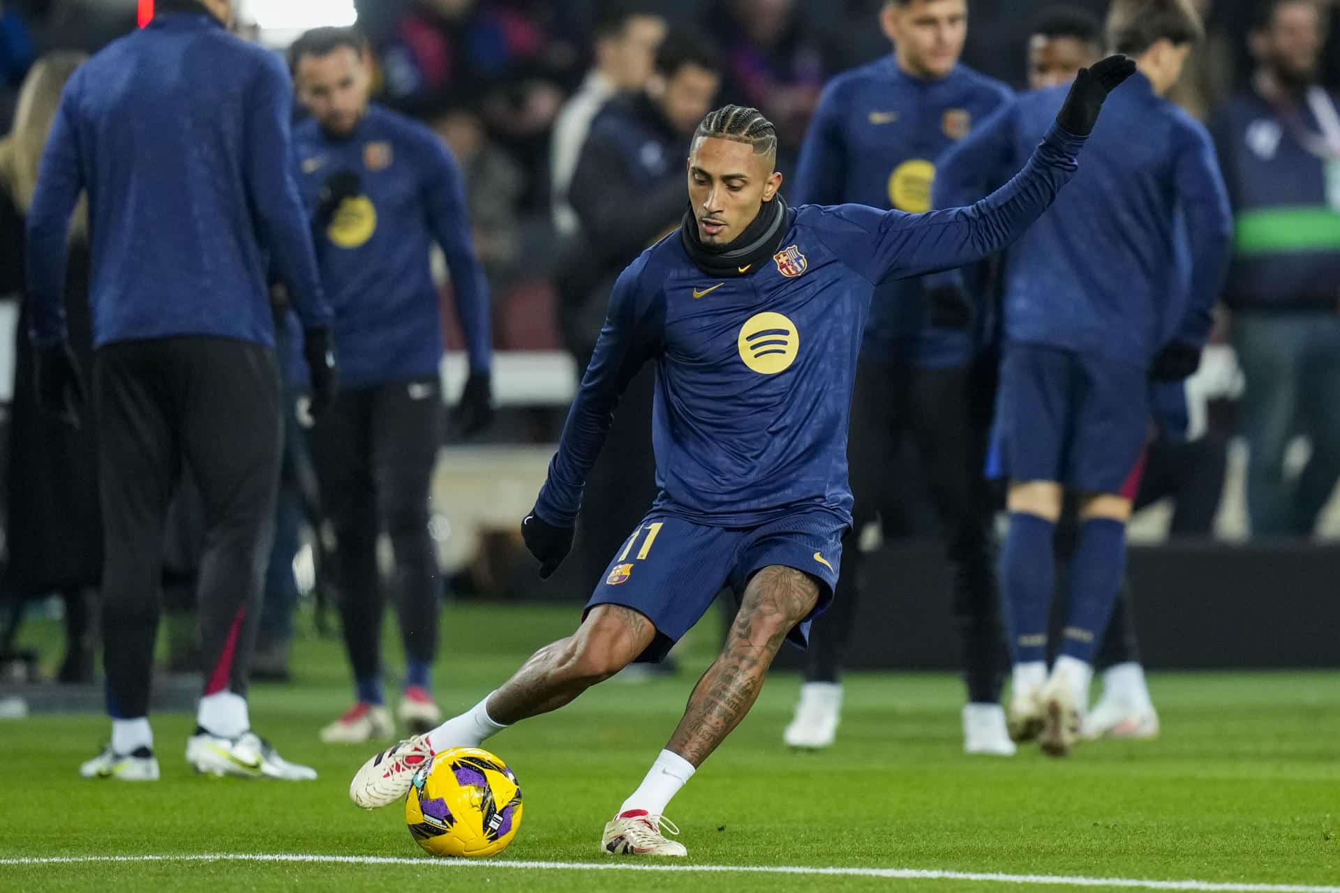 El delantero brasileño del Barcelona Raphinha en el calentamiento previo al partido de LaLiga entre el Barcelona y el Atlético de Madrid, este sábado en el estadio olímpico Lluis Companys. EFE/ Siu Wu