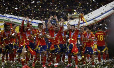 Los jugadores de la selección española con el trofeo durante la celebración de la victoria de la Eurocopa, tras vencer a Inglaterra en final disputada en el Estadio Olímpico de Berlín. EFE/Alberto Estévez/Archivo