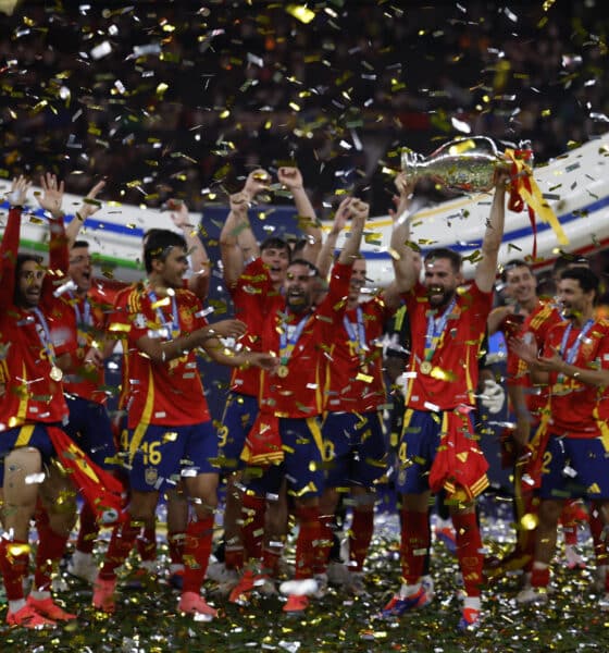 Los jugadores de la selección española con el trofeo durante la celebración de la victoria de la Eurocopa, tras vencer a Inglaterra en final disputada en el Estadio Olímpico de Berlín. EFE/Alberto Estévez/Archivo