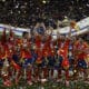 Los jugadores de la selección española con el trofeo durante la celebración de la victoria de la Eurocopa, tras vencer a Inglaterra en final disputada en el Estadio Olímpico de Berlín. EFE/Alberto Estévez/Archivo