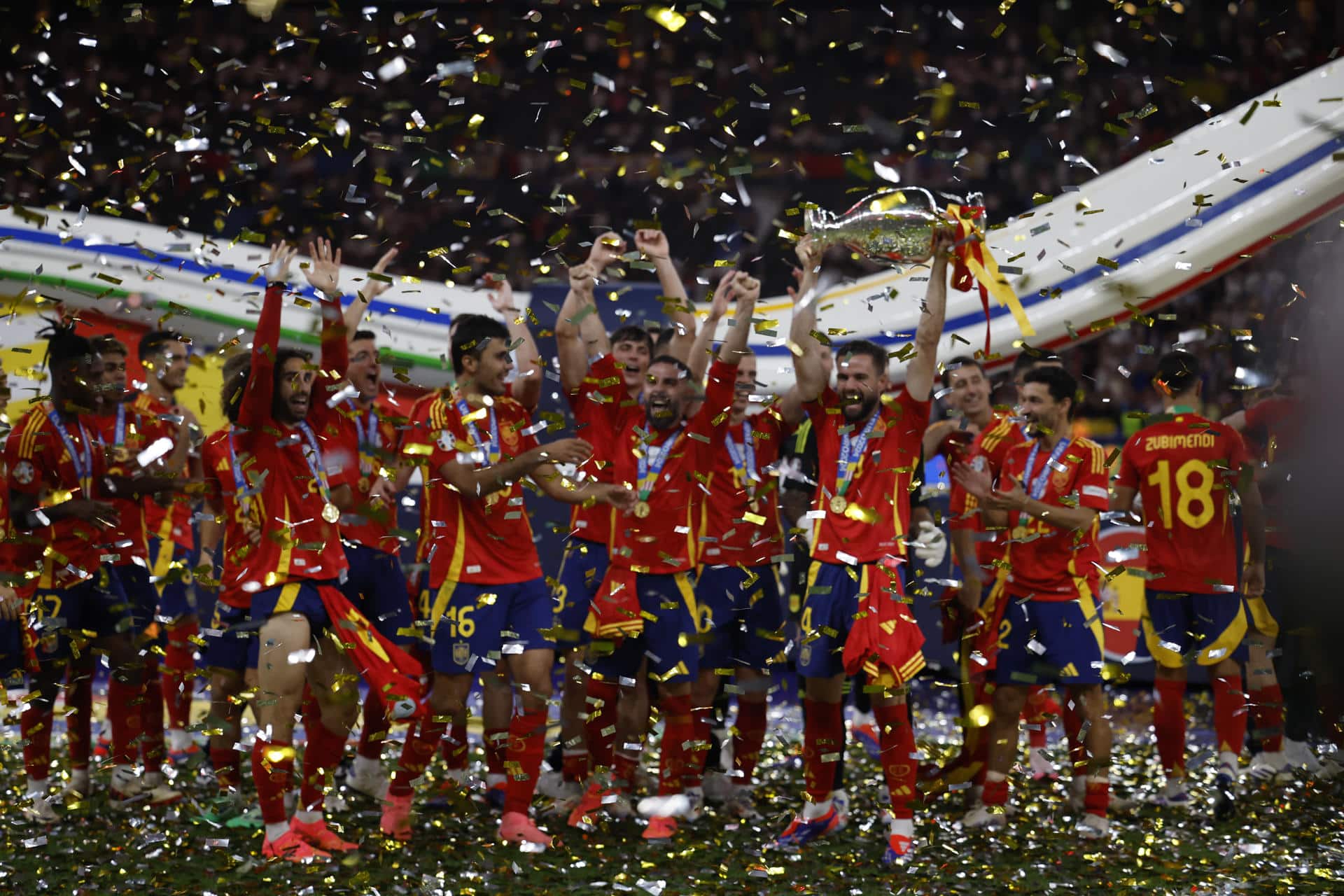 Los jugadores de la selección española con el trofeo durante la celebración de la victoria de la Eurocopa, tras vencer a Inglaterra en final disputada en el Estadio Olímpico de Berlín. EFE/Alberto Estévez/Archivo