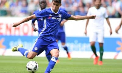 Fotografía de archivo, tomada en agosto de 2016, en la que se registró al atacante brasileño Oscar dos Santos Emboaba Junior al actuar para el club inglés de fútbol Chelsea, en Bremen (Alemania). EFE/Carmen Jaspersen