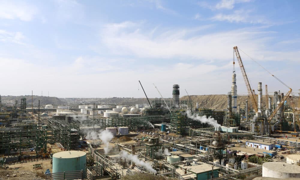 Fotografía de archivo que muestra las instalaciones de la refinería de Talara, en la región de Piura, en la costa norte peruana a unos 1000 kilómetros de la ciudad de Lima (Perú). EFE/Juanjo Fernández