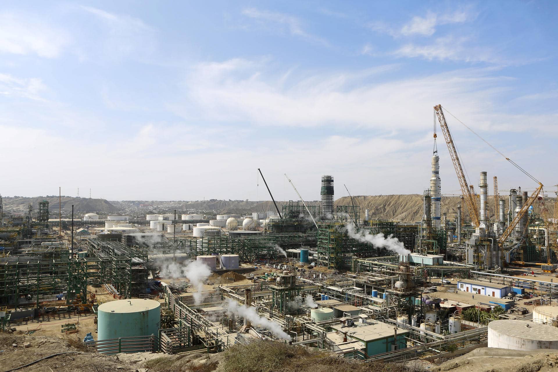 Fotografía de archivo que muestra las instalaciones de la refinería de Talara, en la región de Piura, en la costa norte peruana a unos 1000 kilómetros de la ciudad de Lima (Perú). EFE/Juanjo Fernández