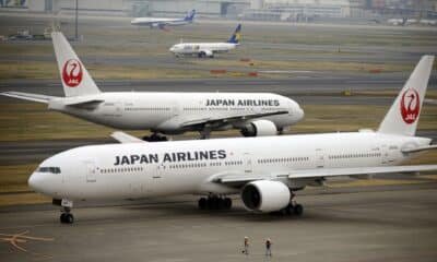 Fotografía de archivo que muestra aviones de Japan Airlines que se desplazan por una pista del aeropuerto de Haneda en Tokio, Japón. EFE/EPA/FRANCK ROBICHON