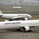 Fotografía de archivo que muestra aviones de Japan Airlines que se desplazan por una pista del aeropuerto de Haneda en Tokio, Japón. EFE/EPA/FRANCK ROBICHON