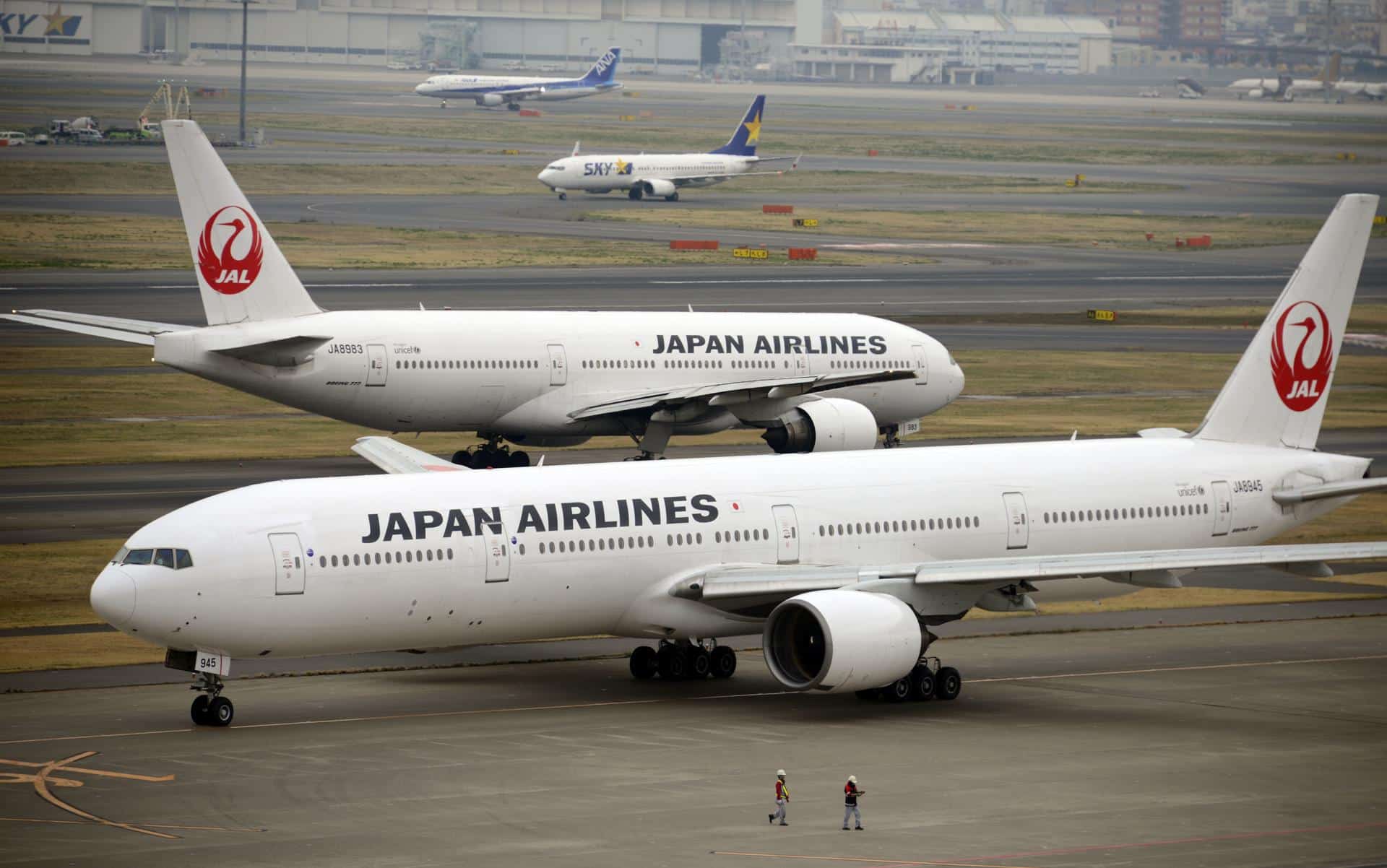 Fotografía de archivo que muestra aviones de Japan Airlines que se desplazan por una pista del aeropuerto de Haneda en Tokio, Japón. EFE/EPA/FRANCK ROBICHON