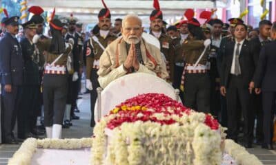 El primer ministro indio, Narendra Modi, rindiendo homenaje durante la ceremonia de cremación del ex primer ministro Manmohan Singh en Nigambodh Ghat, en Nueva Delhi, el 28 de diciembre de 2024. EFE/EPA/PRESS INFORMATION BUREAU HANDOUT EDITORIAL USE ONLY/NO SALES