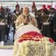 El primer ministro indio, Narendra Modi, rindiendo homenaje durante la ceremonia de cremación del ex primer ministro Manmohan Singh en Nigambodh Ghat, en Nueva Delhi, el 28 de diciembre de 2024. EFE/EPA/PRESS INFORMATION BUREAU HANDOUT EDITORIAL USE ONLY/NO SALES