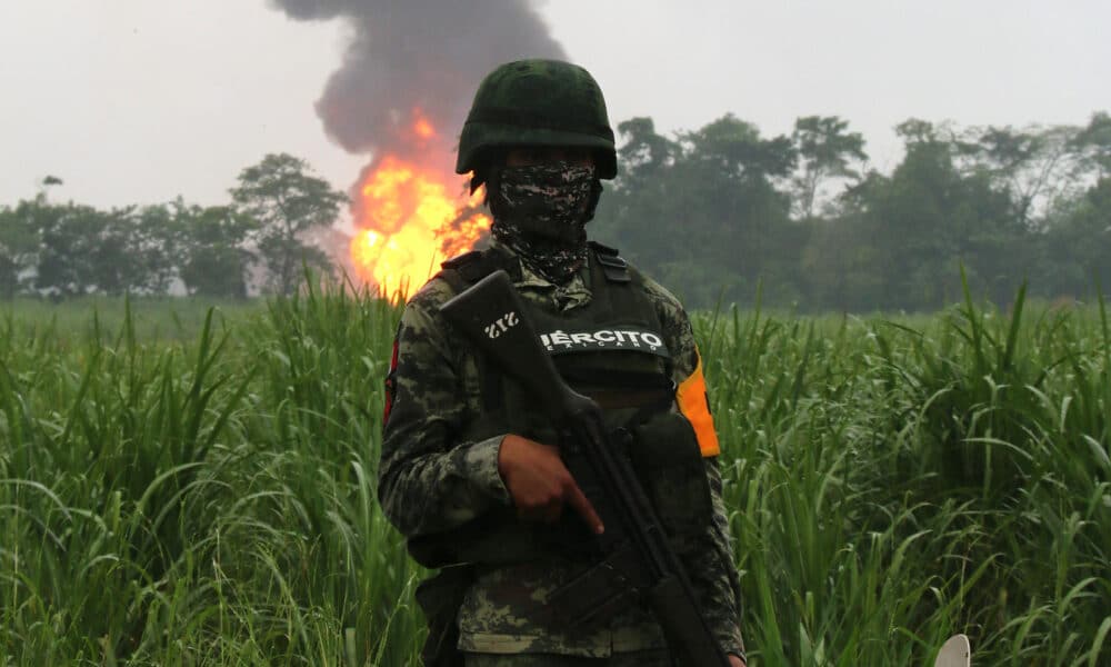 Imagen de archivo de mlitares del Ejército Mexicano resguardan la zona donde se presentó una explosión. EFE/Manuel López