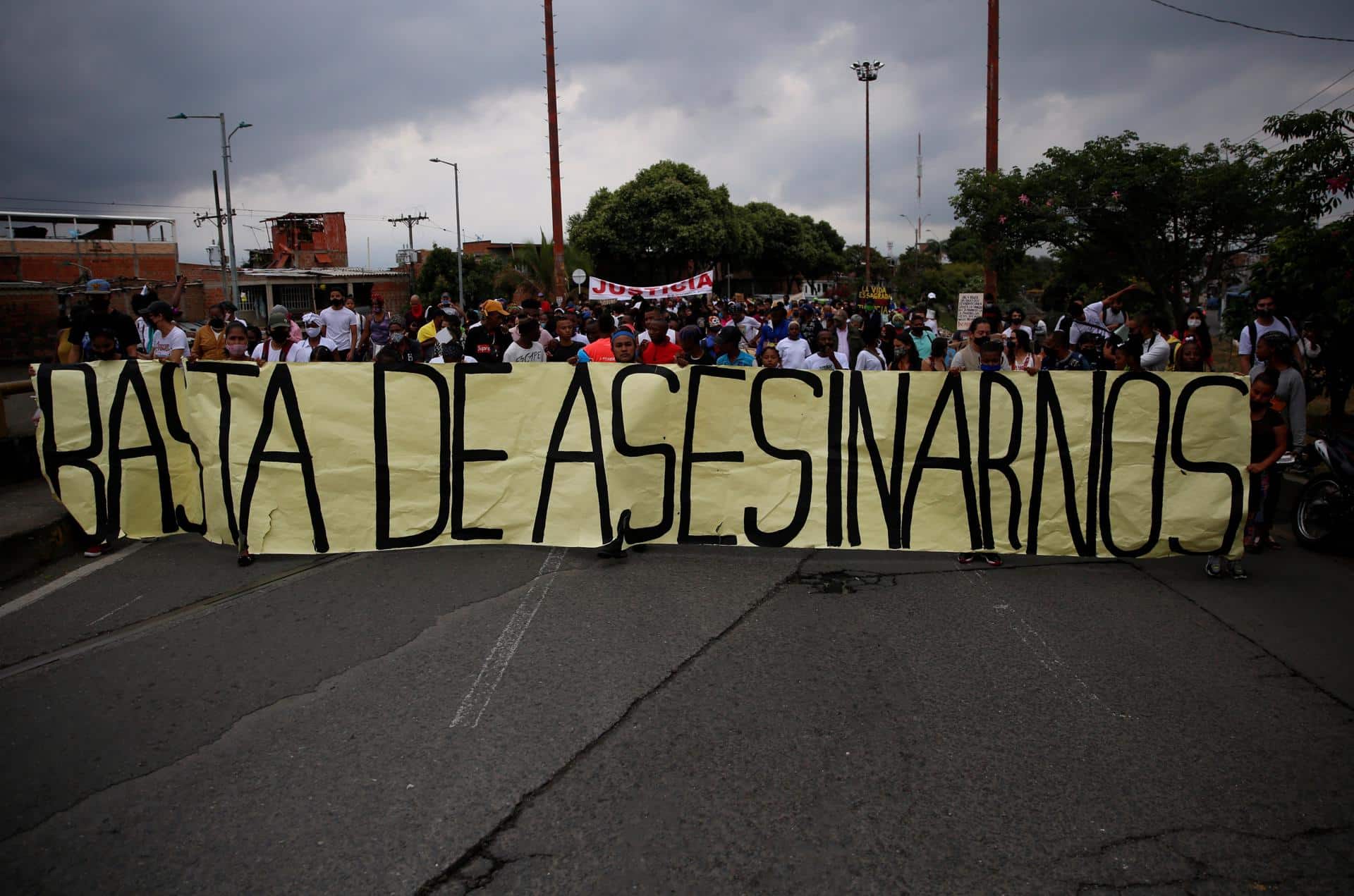 Fotografía de archivo de una manifestación exigiendo justicia por la masacre de cinco menores de edad en agosto de 2020, en Cali, principal ciudad del suroeste de Colombia. EFE/ Ernesto Guzmán Jr.