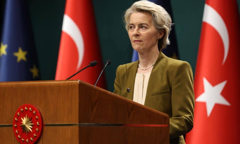 La presidenta de la Comisión Europea, Ursula Von der Leyen, em una conferencia de prensa en el Palacio Presidencial en Ankara, el 17 de diciembre de 2024. EFE/EPA/NECATI SAVAS