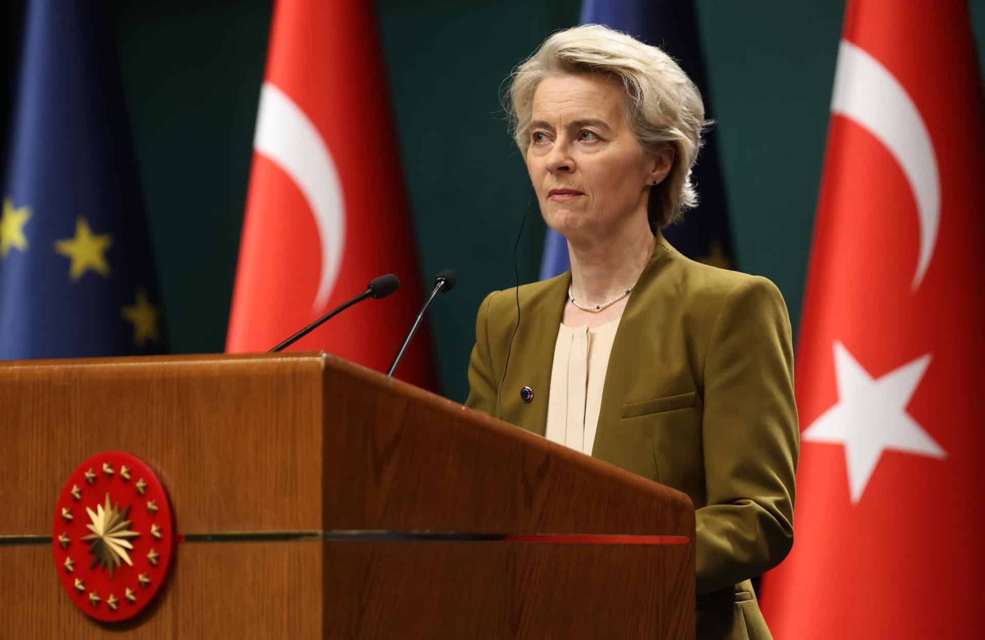 La presidenta de la Comisión Europea, Ursula Von der Leyen, em una conferencia de prensa en el Palacio Presidencial en Ankara, el 17 de diciembre de 2024. EFE/EPA/NECATI SAVAS