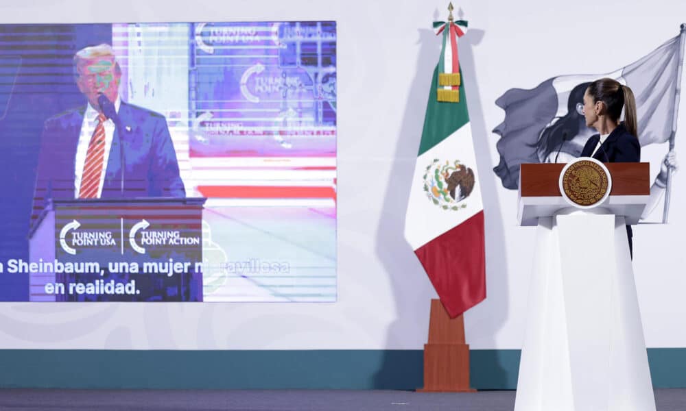 La presidenta de México, Claudia Sheinbaum habla durante una rueda de prensa este lunes, en el Palacio Nacional de la Ciudad de México (México). EFE/ Sáshenka Gutiérrez