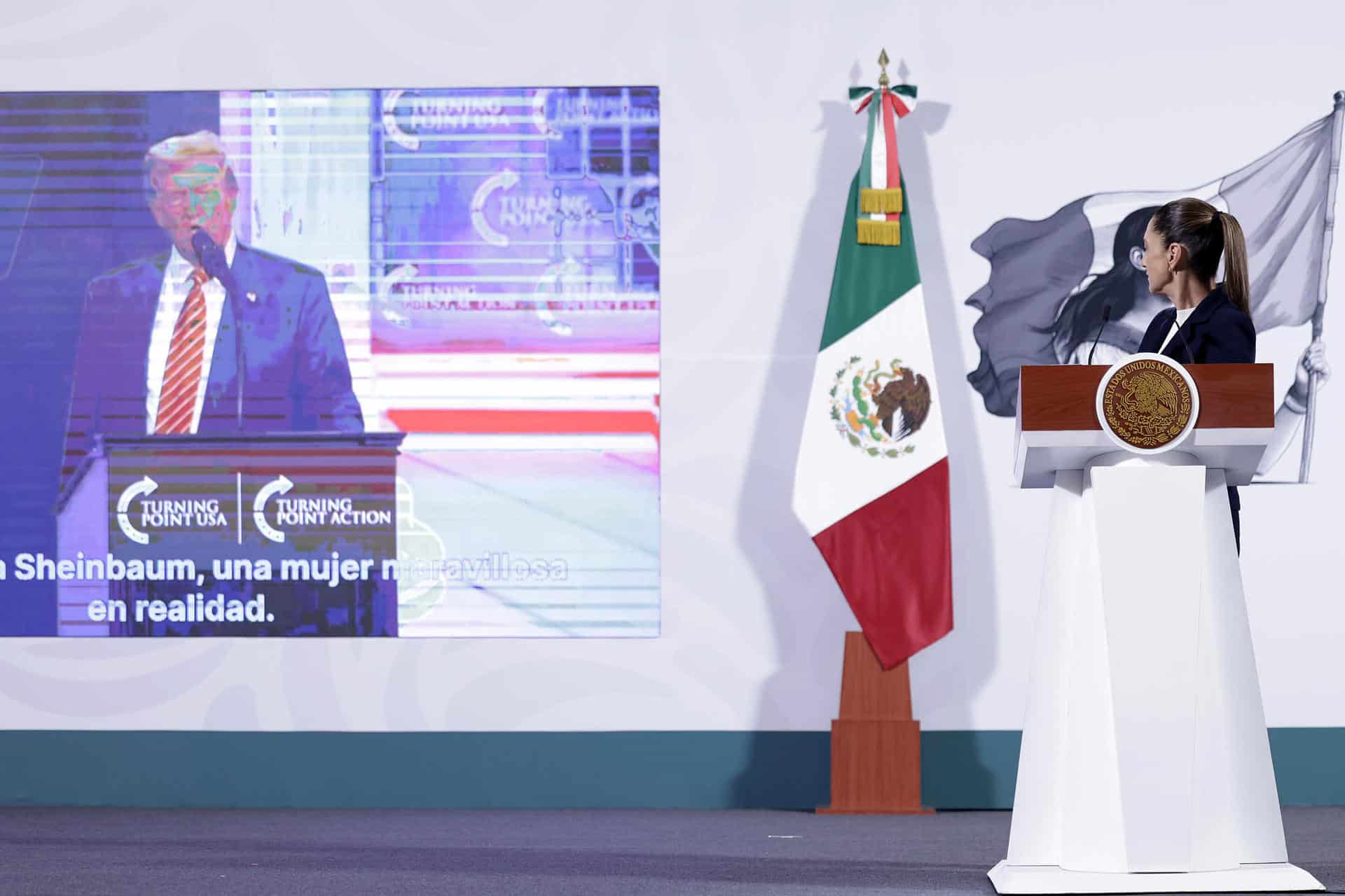 La presidenta de México, Claudia Sheinbaum habla durante una rueda de prensa este lunes, en el Palacio Nacional de la Ciudad de México (México). EFE/ Sáshenka Gutiérrez