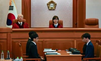 Los jueces del Tribunal Constitucional de Corea del Sur Lee Mi-son (c) y Cheong Hyung-sik (i), se sientan durante la audiencia preliminar del juicio para determinar si el presidente Yoon Suk-yeol debe ser definitivamente destituido o no por declarar la ley marcial a principio de mes, en Seúl, el 27 de diciembre de 2024. EFE/EPA/Song Kyung-Seok/POOL