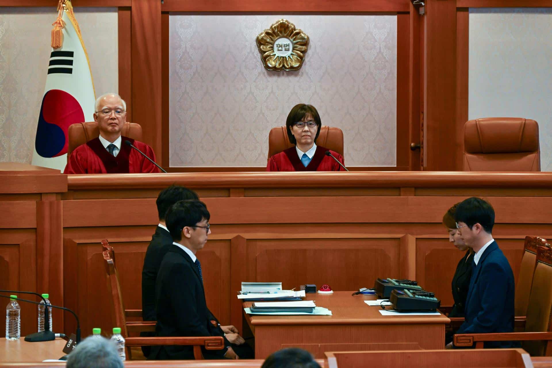 Los jueces del Tribunal Constitucional de Corea del Sur Lee Mi-son (c) y Cheong Hyung-sik (i), se sientan durante la audiencia preliminar del juicio para determinar si el presidente Yoon Suk-yeol debe ser definitivamente destituido o no por declarar la ley marcial a principio de mes, en Seúl, el 27 de diciembre de 2024. EFE/EPA/Song Kyung-Seok/POOL