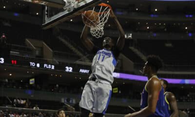 Imagen de archivo de Mouhamadou Gueye (i) de Texas Legends, quien encesta ante la marca de Alfonzo McKinnie de Capitanes. EFE/Mario Guzmán