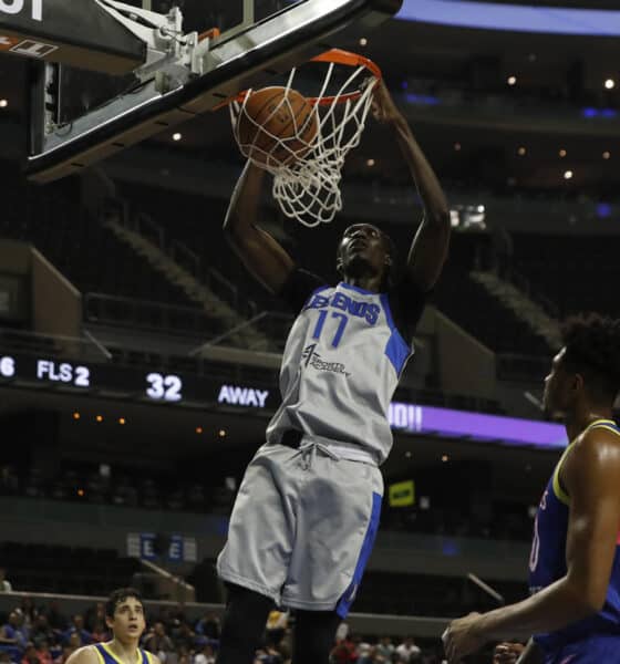 Imagen de archivo de Mouhamadou Gueye (i) de Texas Legends, quien encesta ante la marca de Alfonzo McKinnie de Capitanes. EFE/Mario Guzmán