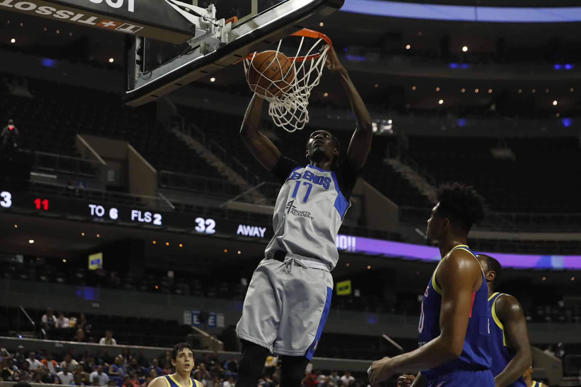 Imagen de archivo de Mouhamadou Gueye (i) de Texas Legends, quien encesta ante la marca de Alfonzo McKinnie de Capitanes. EFE/Mario Guzmán