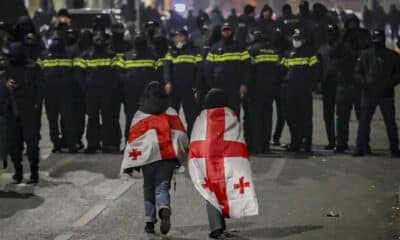 Fotografía de archivo de simpatizantes de la oposición georgiana que caminan frente a la policía durante una protesta frente al edificio del Parlamento en Tbilisi, Georgia, el 6 de diciembre de 2024. EFE/EPA/David Mdzinarishvili