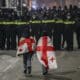 Fotografía de archivo de simpatizantes de la oposición georgiana que caminan frente a la policía durante una protesta frente al edificio del Parlamento en Tbilisi, Georgia, el 6 de diciembre de 2024. EFE/EPA/David Mdzinarishvili