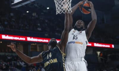 El ala-pívot del Real Madrid Usman Garuba (d) ante el pívot francés del Mónaco "Mam" Jaiteh (i) en el partido de Euroliga de baloncesto que Real Madrid y Mónaco disputaron el pasado jueves en el Wizink Center de Madrid. EFE/ Juanjo Martin