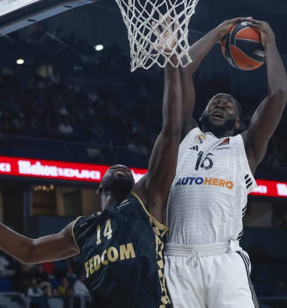 El ala-pívot del Real Madrid Usman Garuba (d) ante el pívot francés del Mónaco "Mam" Jaiteh (i) en el partido de Euroliga de baloncesto que Real Madrid y Mónaco disputaron el pasado jueves en el Wizink Center de Madrid. EFE/ Juanjo Martin