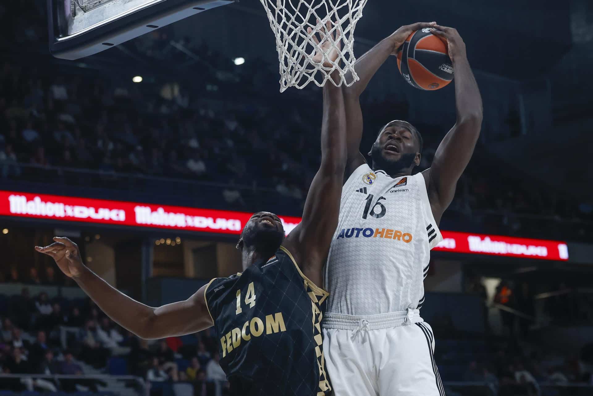 El ala-pívot del Real Madrid Usman Garuba (d) ante el pívot francés del Mónaco "Mam" Jaiteh (i) en el partido de Euroliga de baloncesto que Real Madrid y Mónaco disputaron el pasado jueves en el Wizink Center de Madrid. EFE/ Juanjo Martin